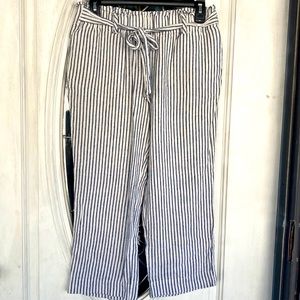 Small Anne Klein cropped bottoms